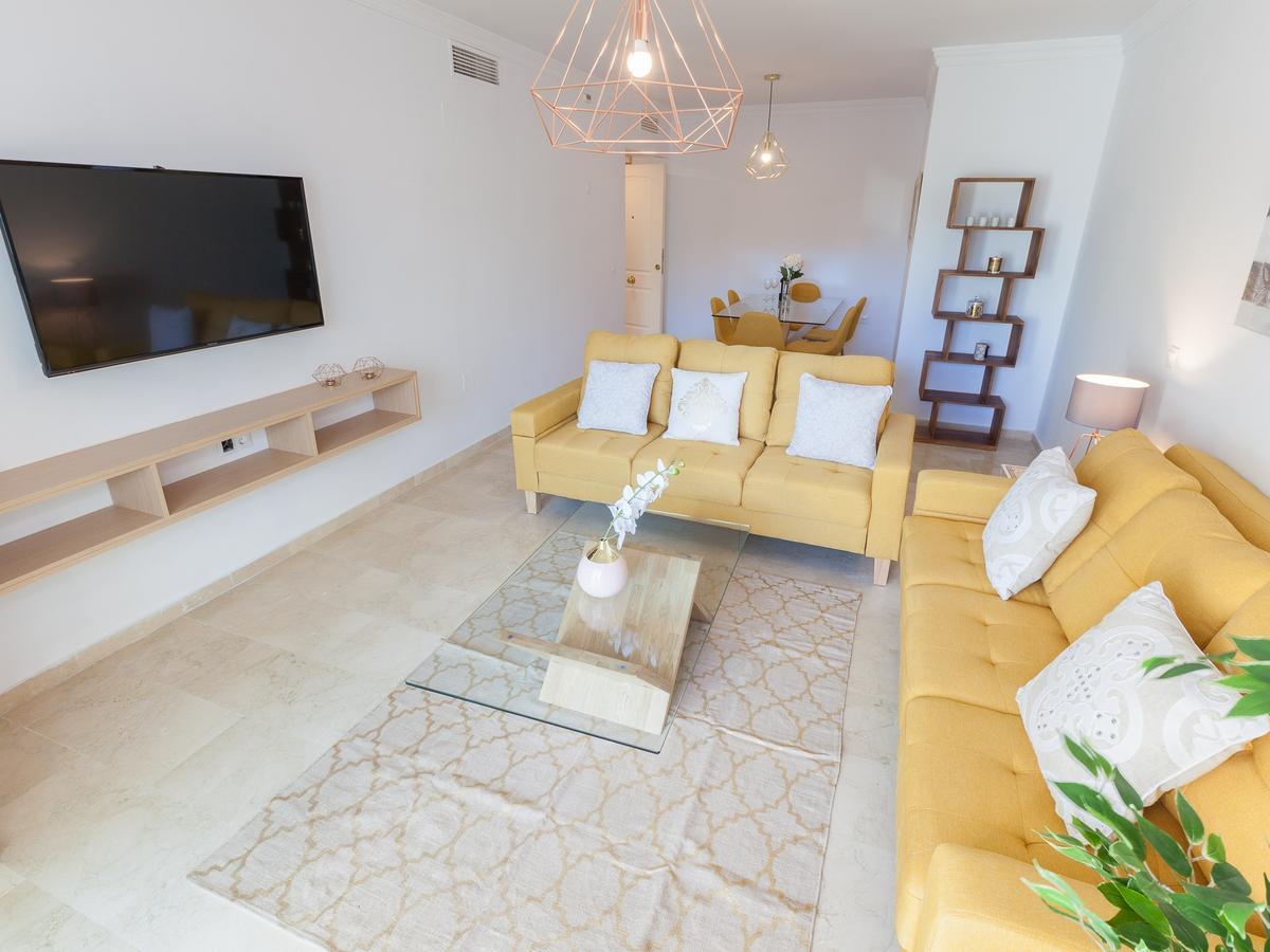 Vacation Marbella: Contemporary Central Apartment with Pool & Marina Proximity Exterior photo